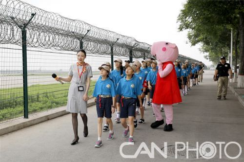 附图3：排队参观