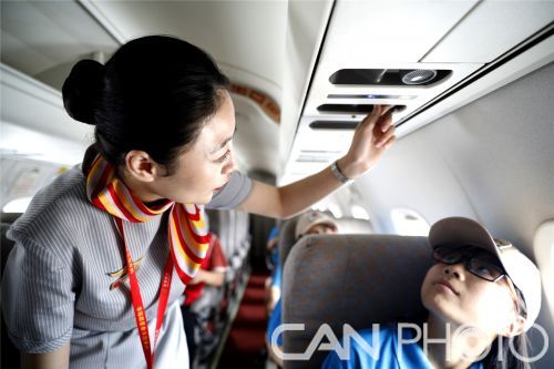 附图6：乘务员作客舱介绍 (1)